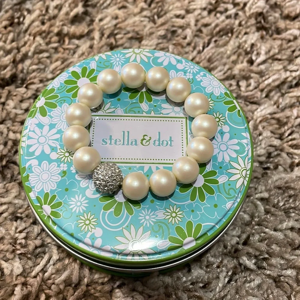 Expandable faux pearl bracelet